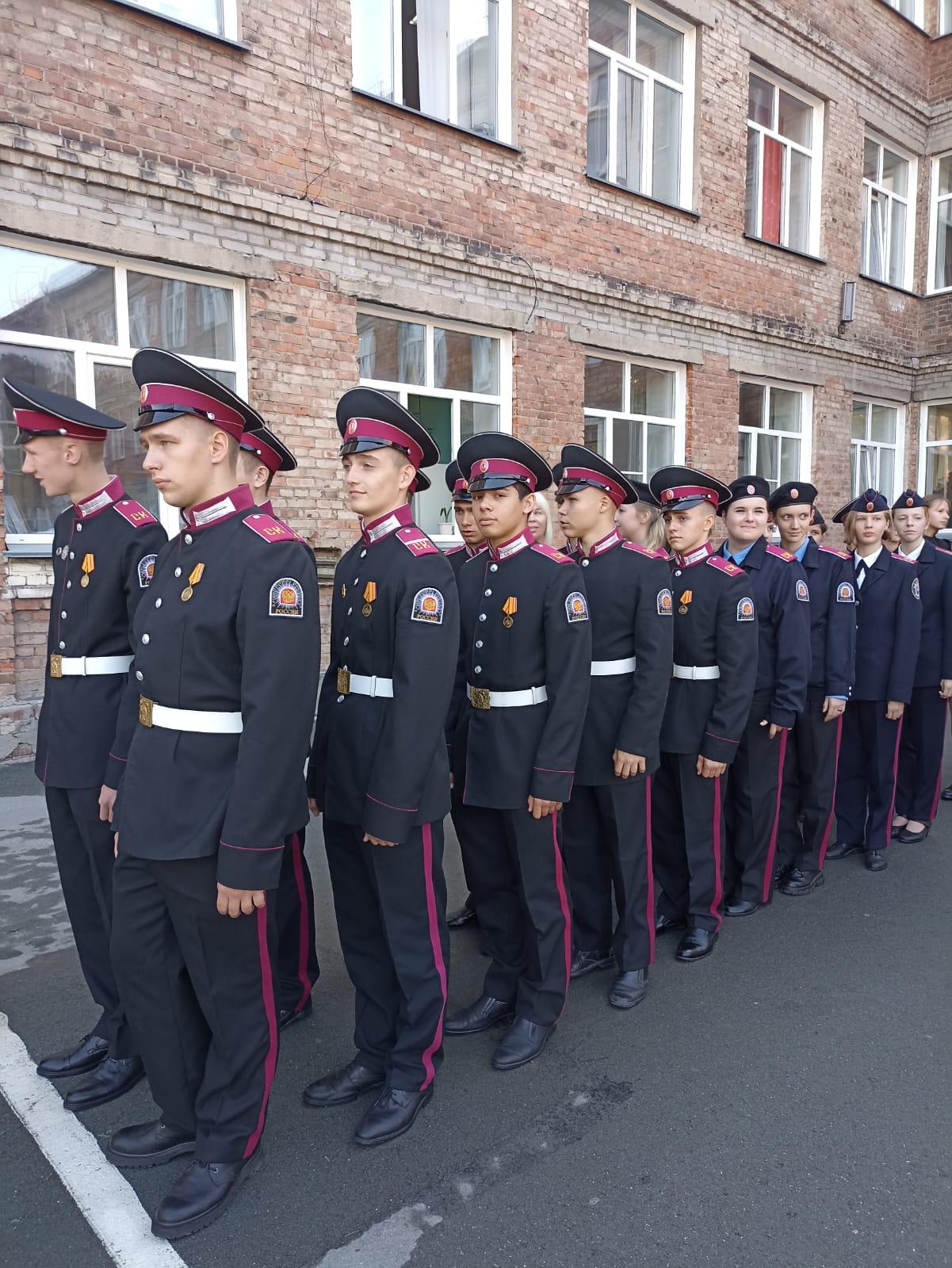 Фото Подсолнухи, кадетские погоны и первый звонок: как в Новосибирске прошёл День знаний 1 сентября 7